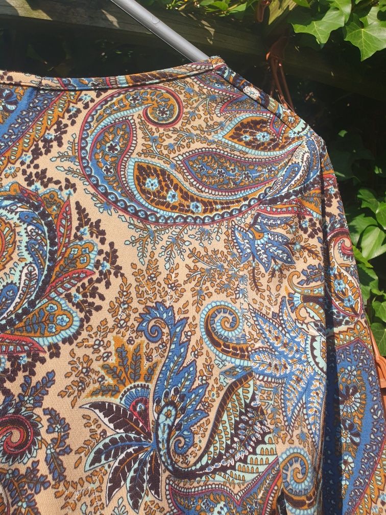 Sukienka we wzory paisley