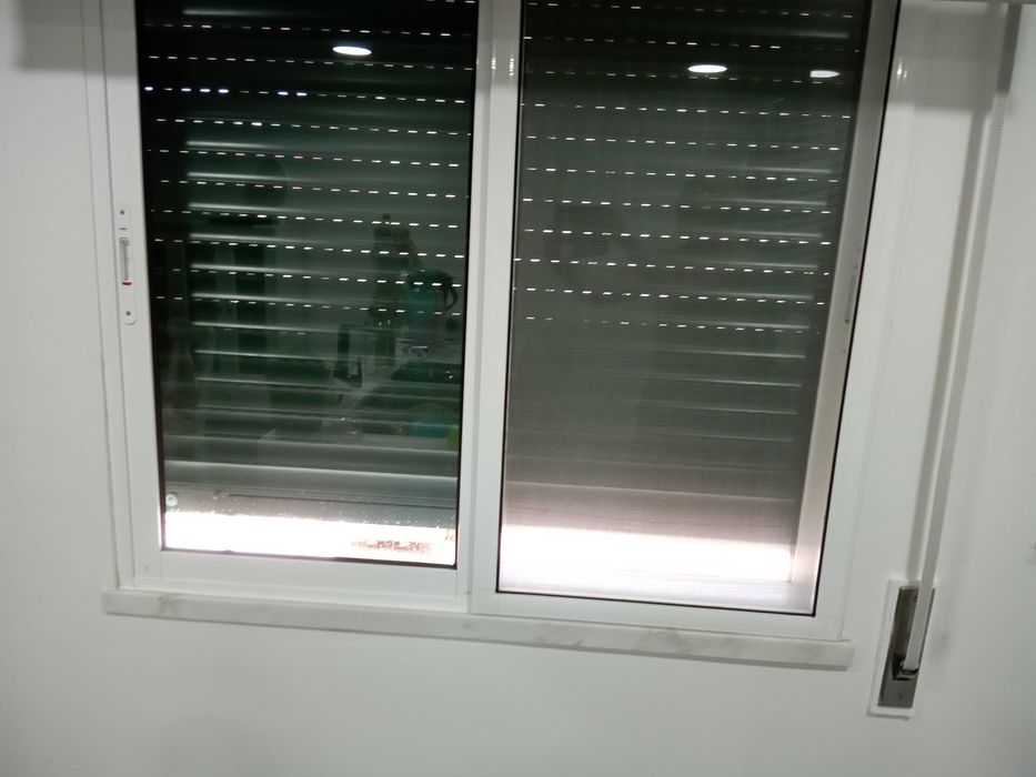 Janela com portas de correr  estore manual de embutir e rede bom preço