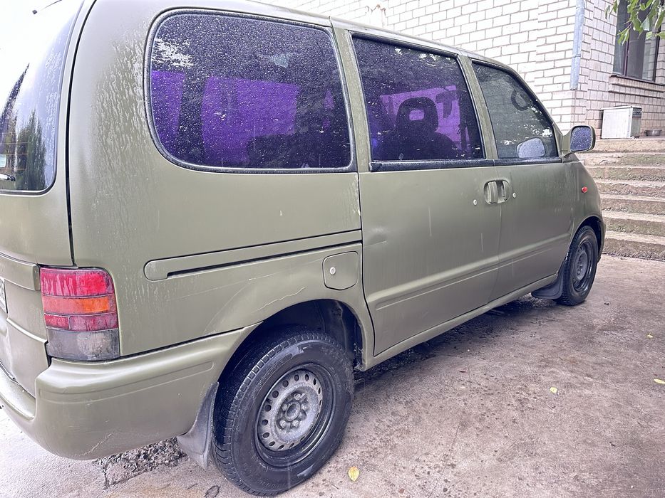 Nissan serena 1999