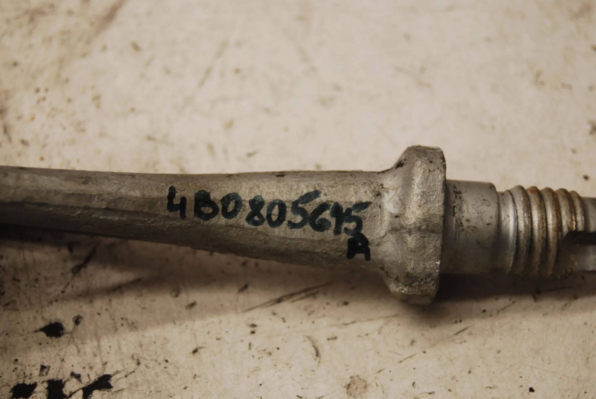 UCHO HAK HOLOWNICZY WKRĘTKA 4B0805615A AUDI A3 8L AUDI A4 B5