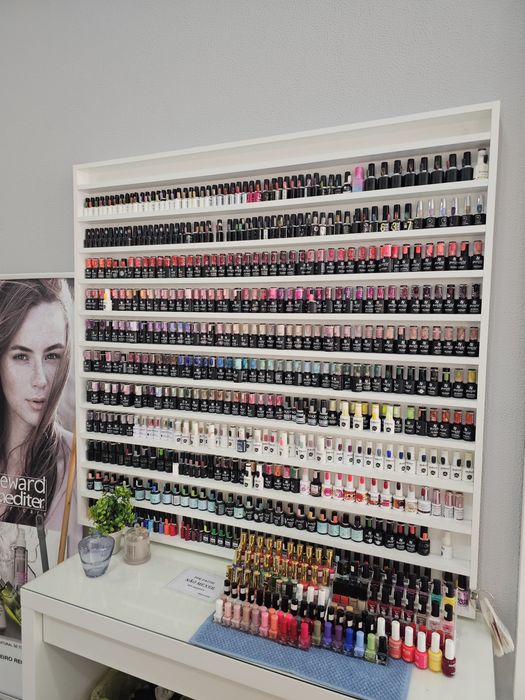 Expositore para vernizes.  Capacidade 700 francos.  Tamanho 131×112.