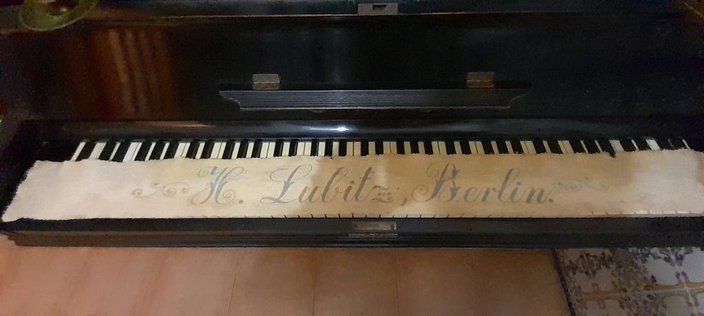 Piano H Lubitz Berlin