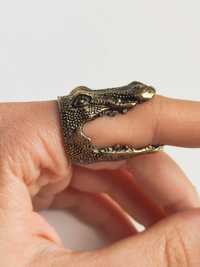 Pierścionek w kształcie krokodyla