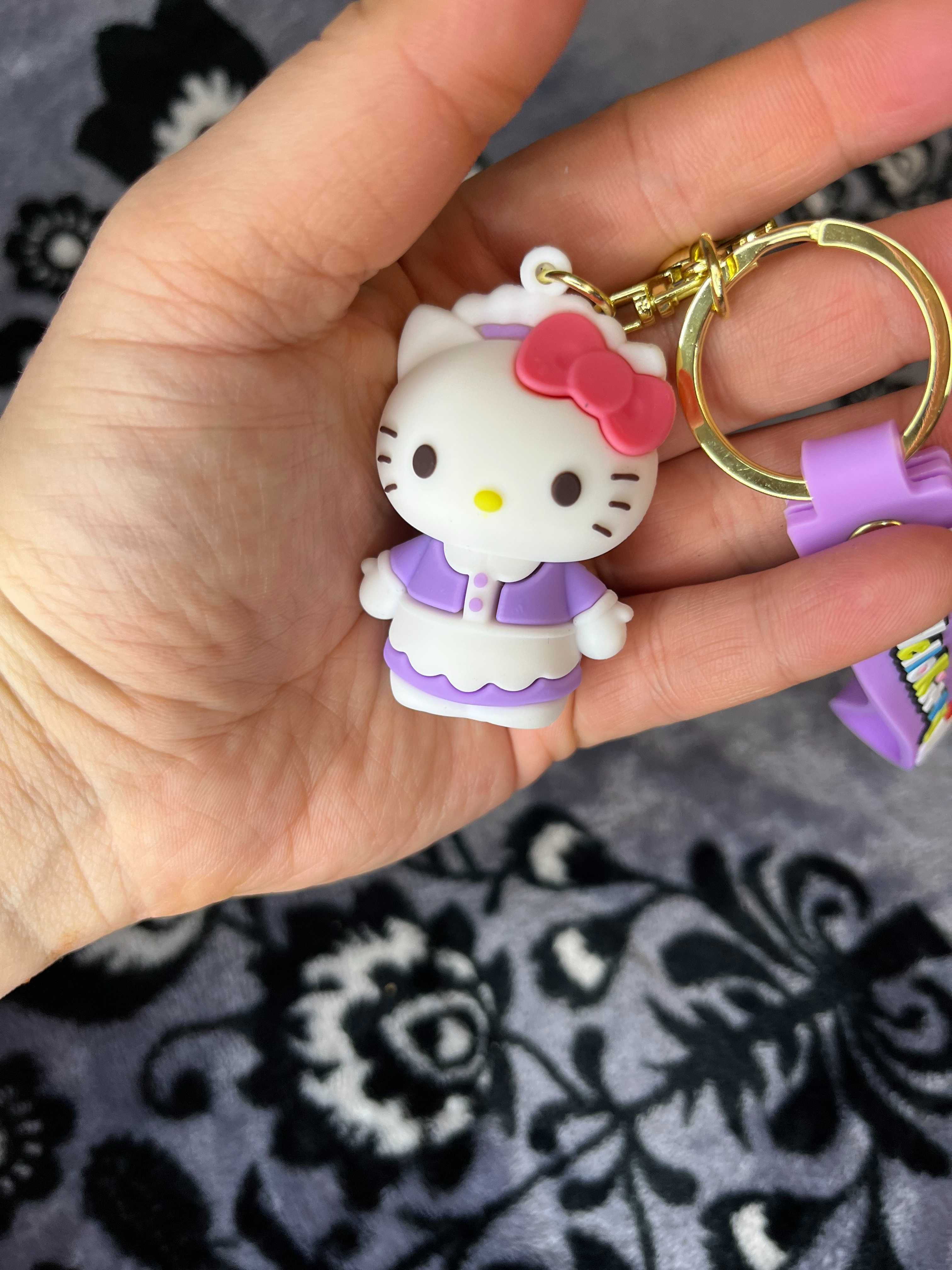 Breloczek Hello Kitty w fioletowym stroju pokojówki