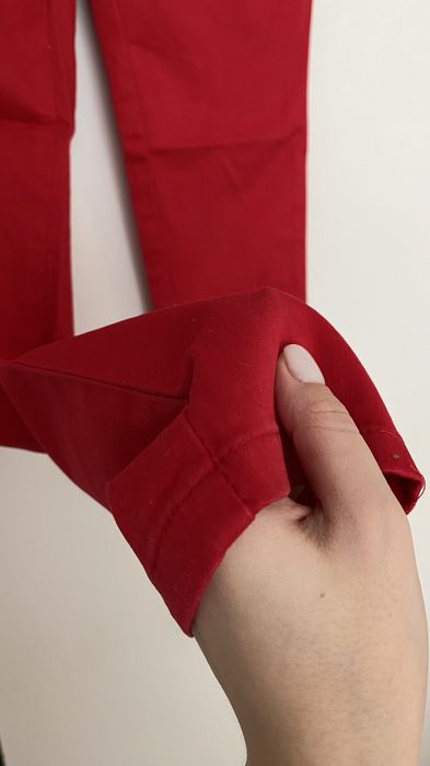 dziewczęce czerwone dżinsy z zapięciem na metalowy guzik