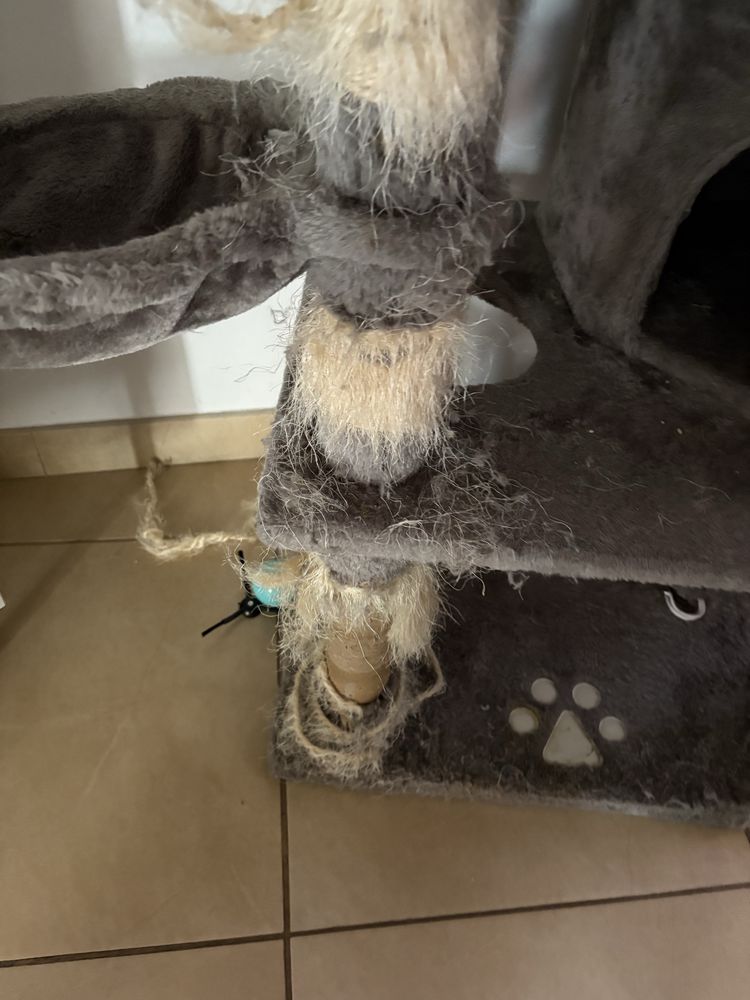 Poste tipo arranhador / arvore para  gatos usada grande