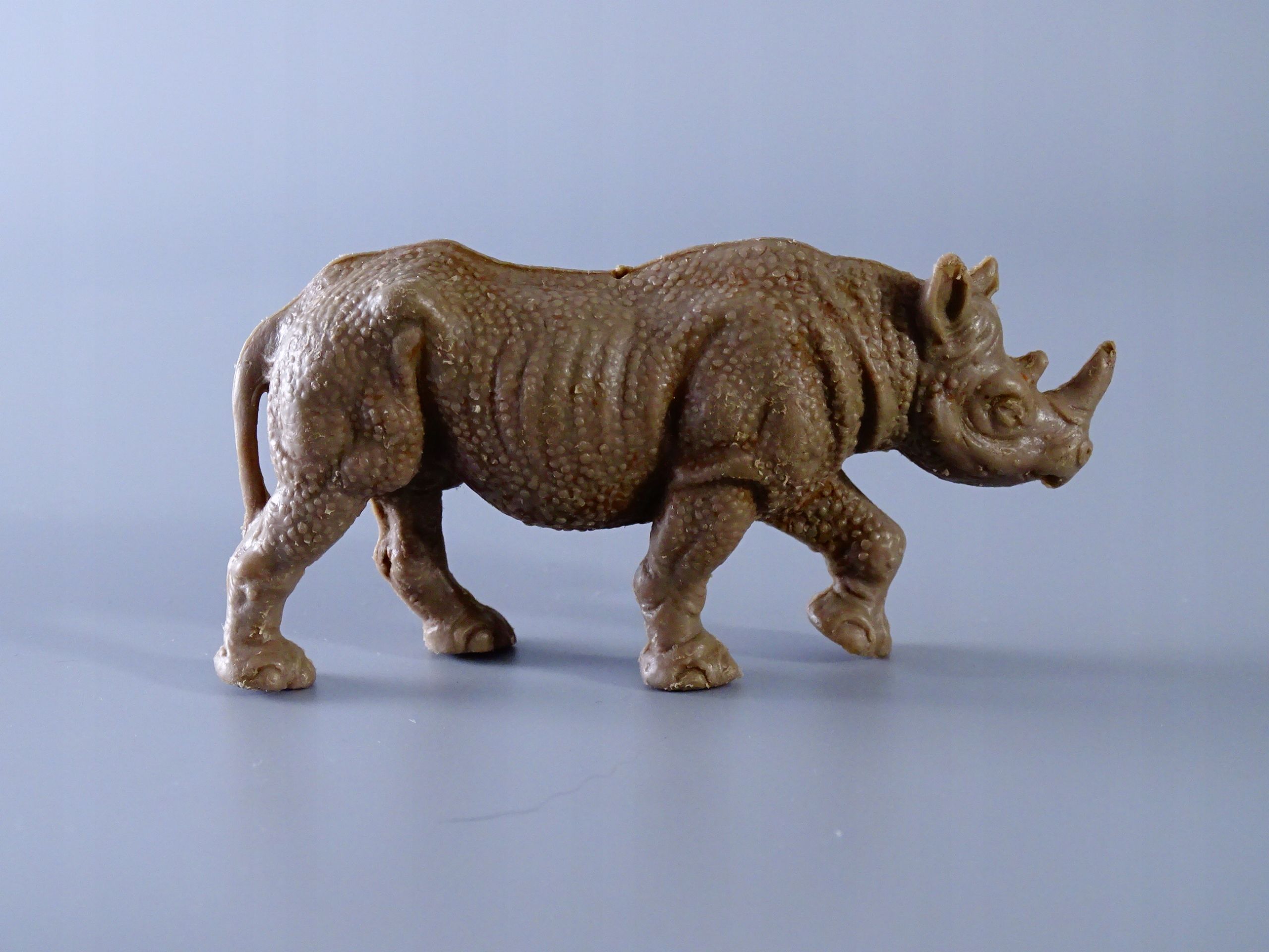 stara plastikowa zabawka figurka nosorożec