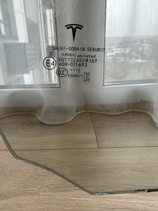 Тесла Скло переднє подвійне оригінал Tesla Model Y