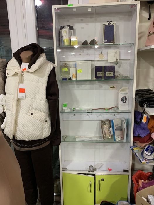 Шафка з склом для магазину