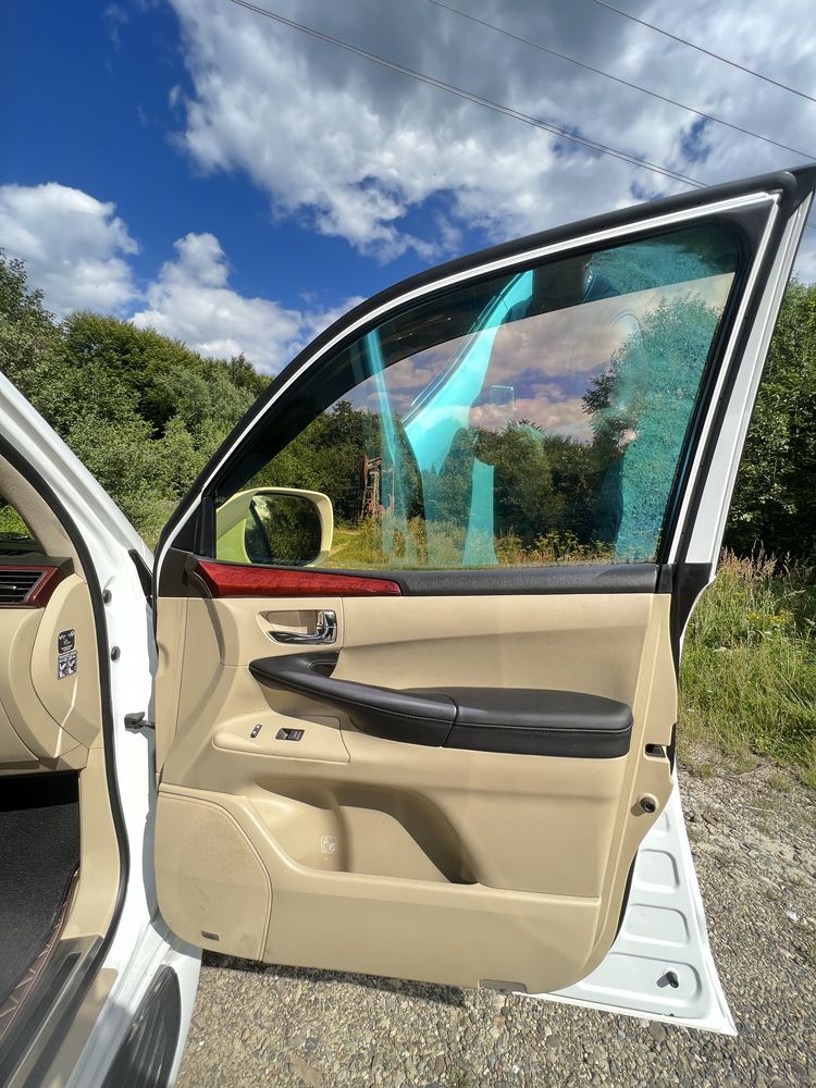Автомобіль Лексус Лх 570