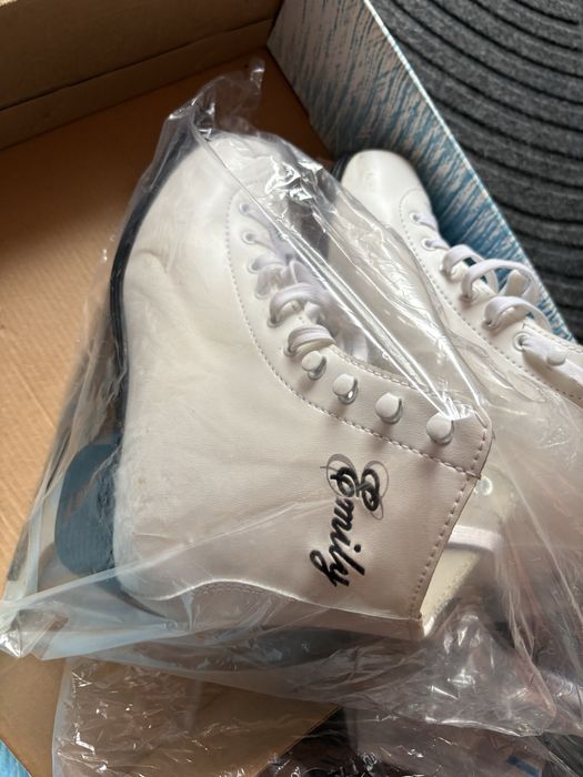 Коньки белые почти новые