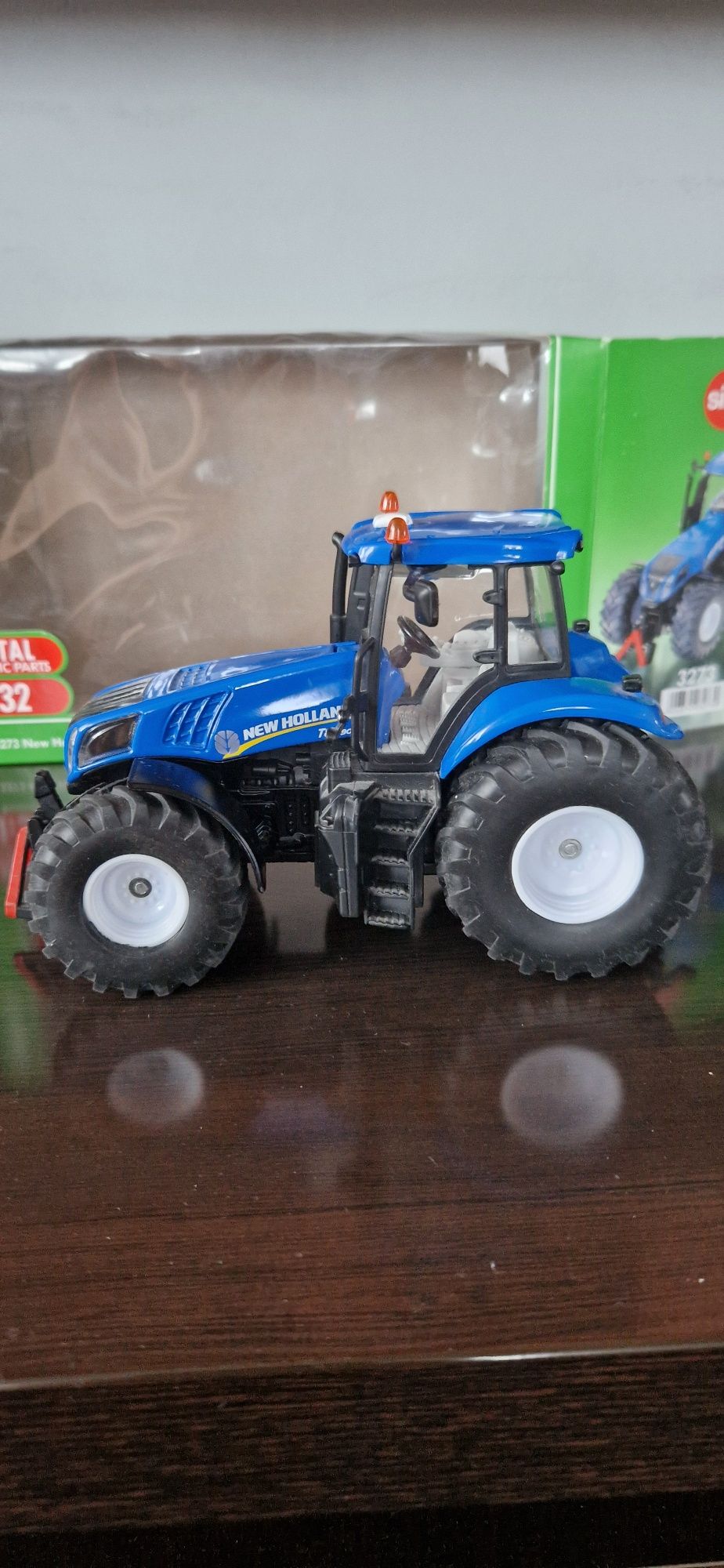 Siku 3273 NEW HOLLAND T8.390