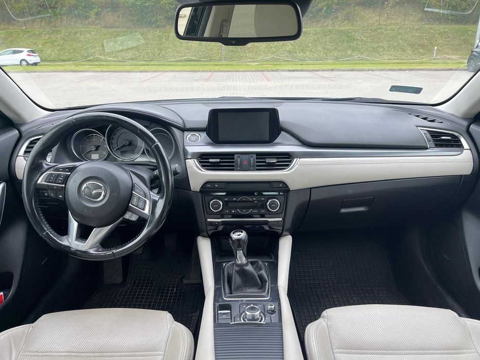 Mazda 6 Mazda 6 w bogatej wersji, z polskiego salonu.