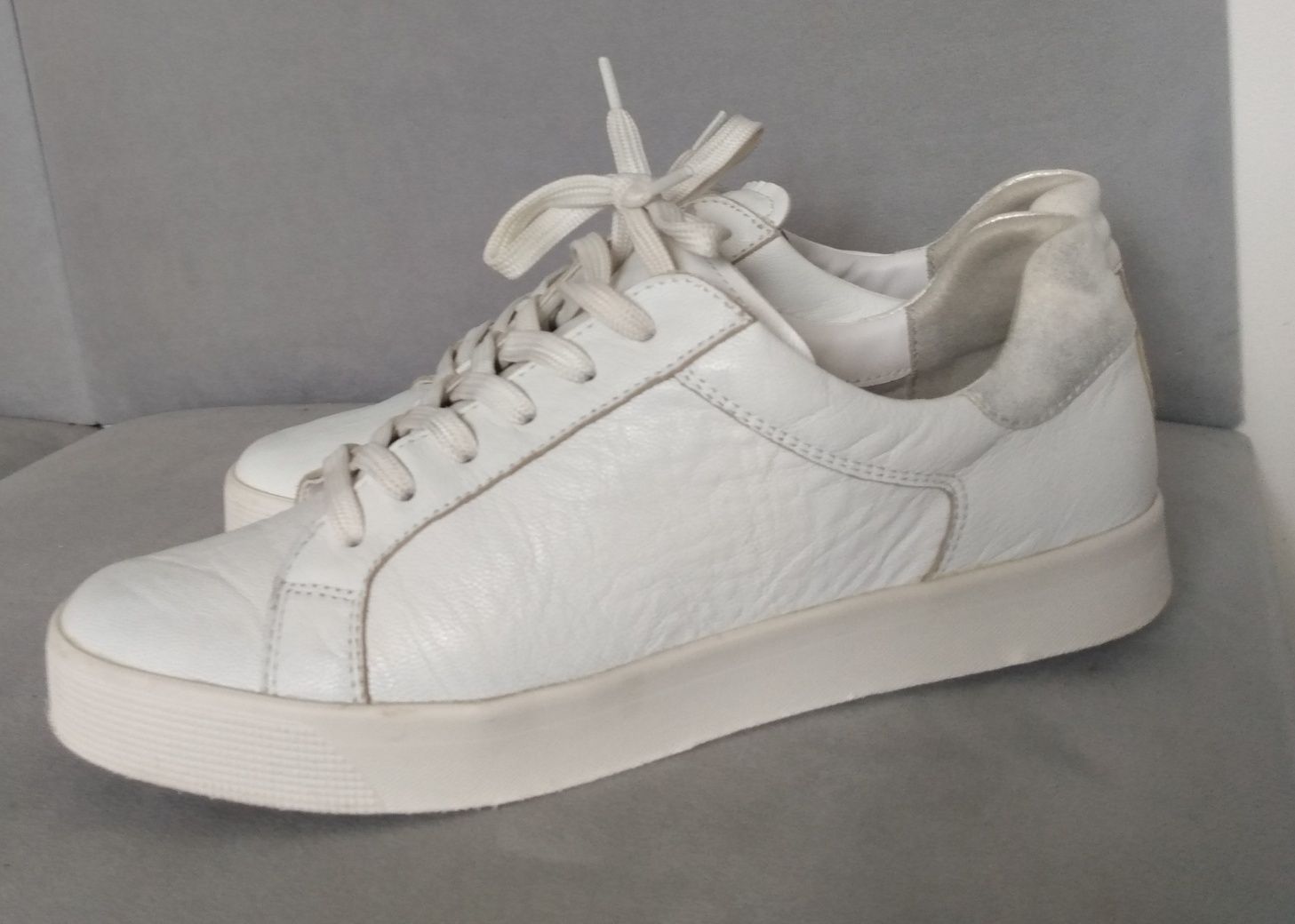Białe buty sportowe Caprice 39