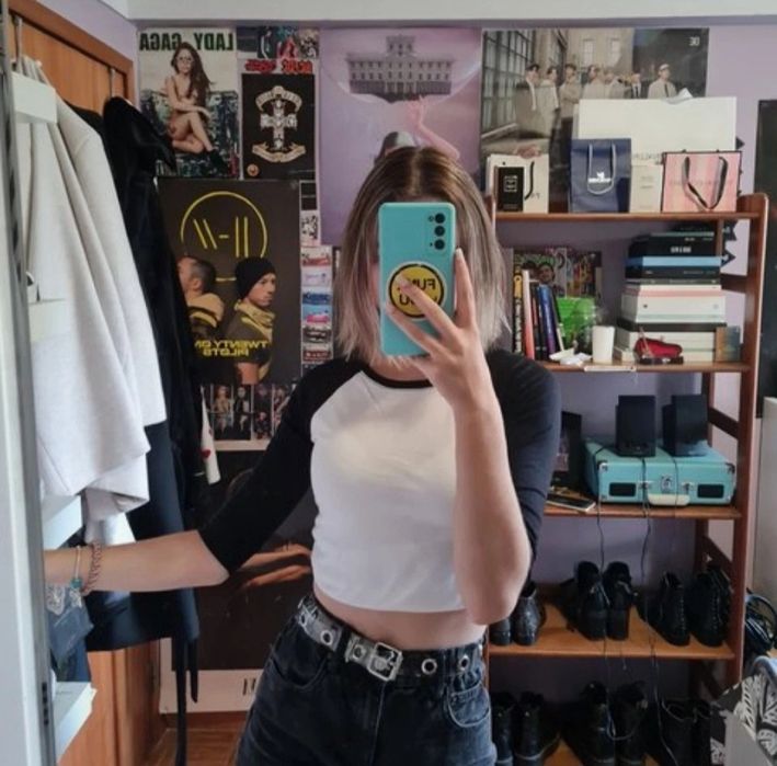 Camisola branca com mangas pretas
