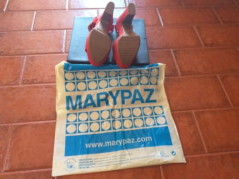 Sandálias Vermelhas Novas