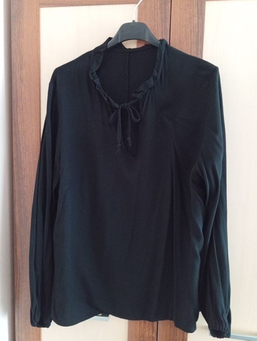 Czarna bluzka z wiązaniem pod szyją