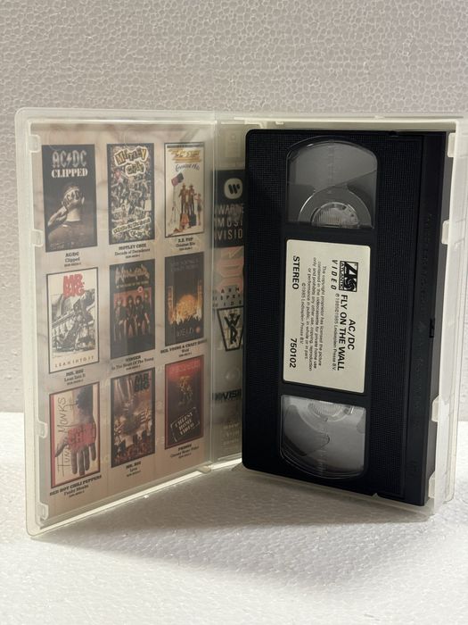 AC/DC cassetes VHS