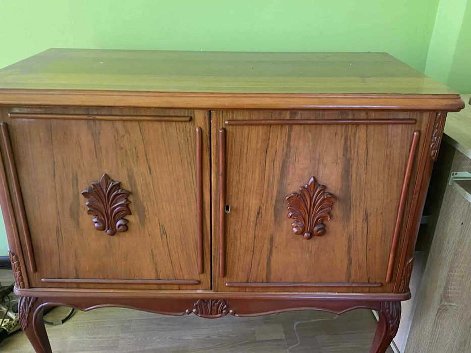 Komoda w stylu ludwikowskim.