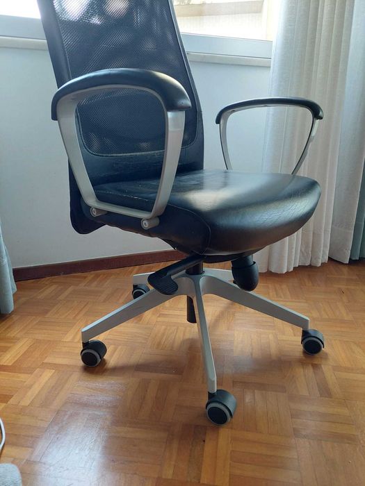 Cadeira de Escritório com braços e apoio de cabeça