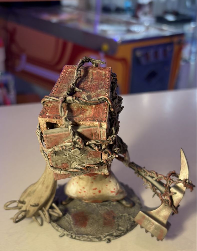 The Keeper z gry The Evil Within, figurka od Gaming Heads
