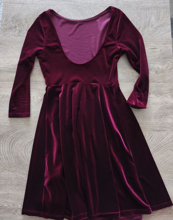 Śliczna welurowa sukienka w kolorze głębokiego wina.