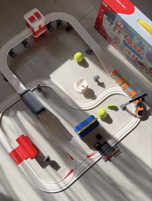 Іграшковий потяг поїзд трек парковка