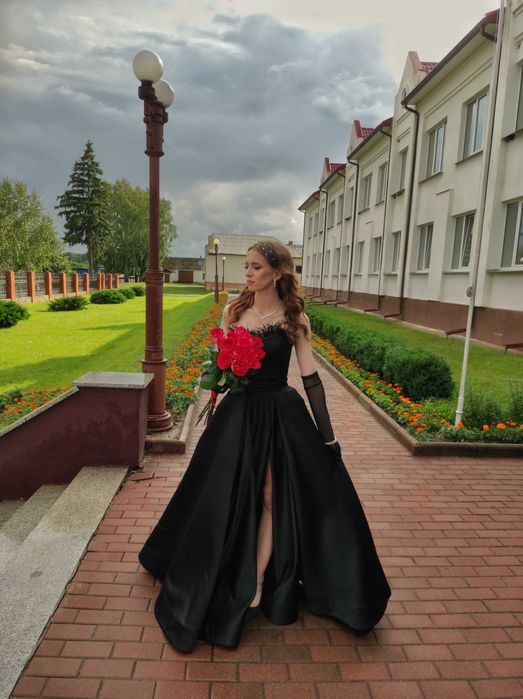 Продам випускну сукню з пір'ям