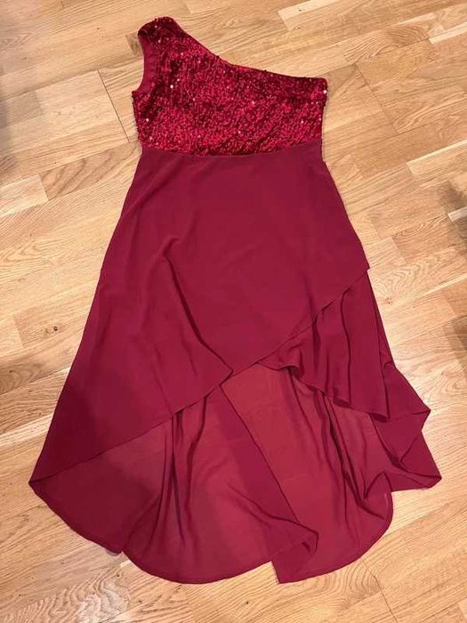 Bordowa sukienka z cekinami na jedno ramię r. 40-42