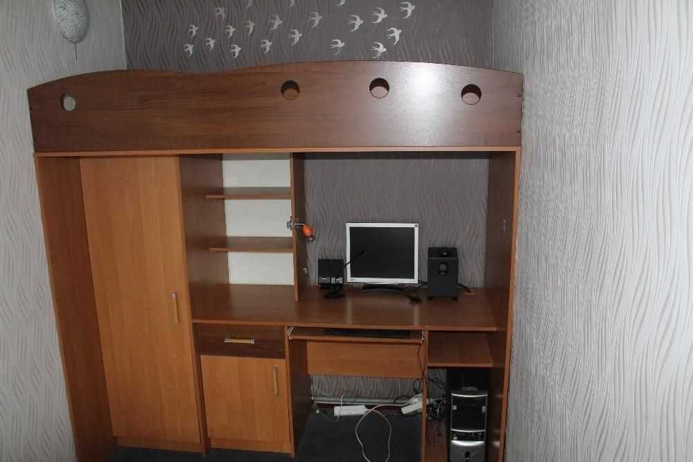 Mablościanka (antresola) łóżko piętrowe szafa biurko.