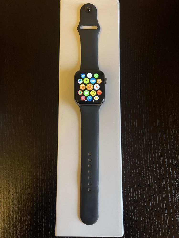Apple Watch series 5, Space Gray Aluminum Case 44mm, Black Sport Band