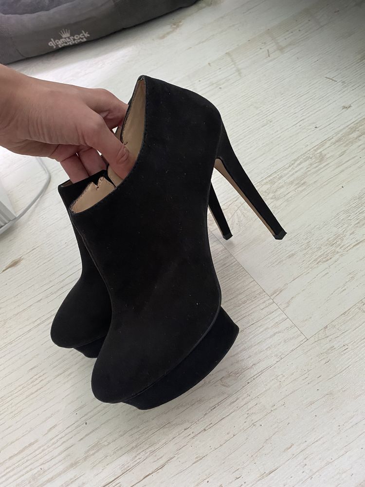 Stylowe botki Zara czarne złote zamki wydłużają nogi buty na obcasie