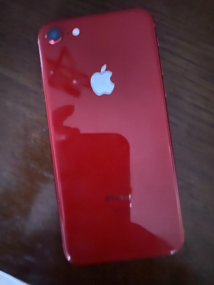 Apple 8 telefon czerwony