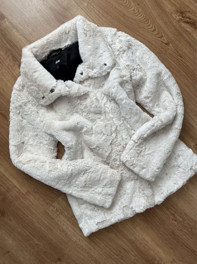 Białe futerko H&M