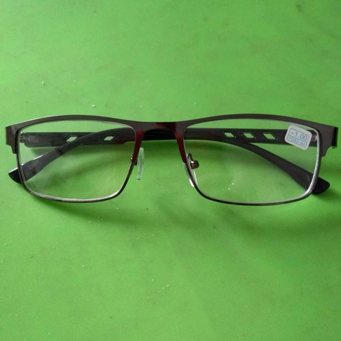 Очки для зрения с минусовыми диоптриями  от -0,5;  -0,75  до  -10,0