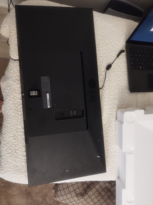 Vendo monitor LG 32'' ecrã metade partido