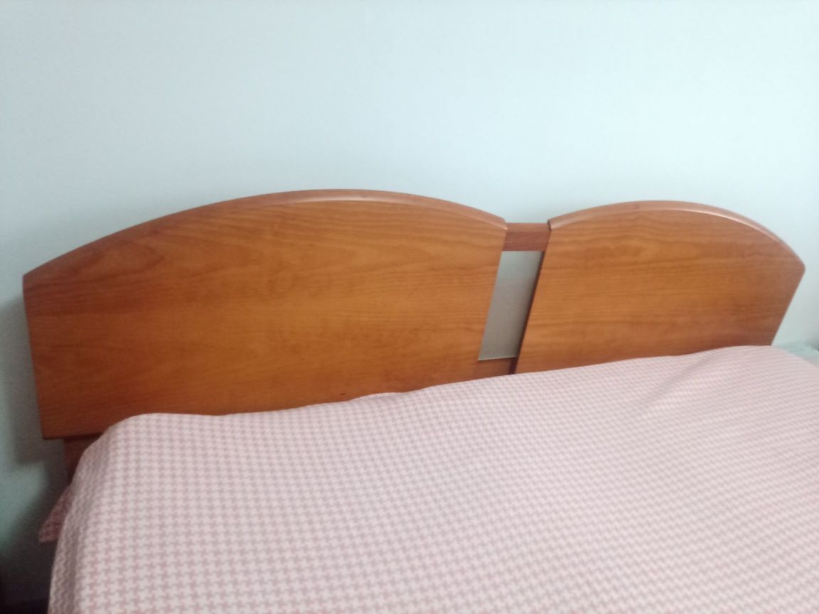 Cama de casal em madeira maciça