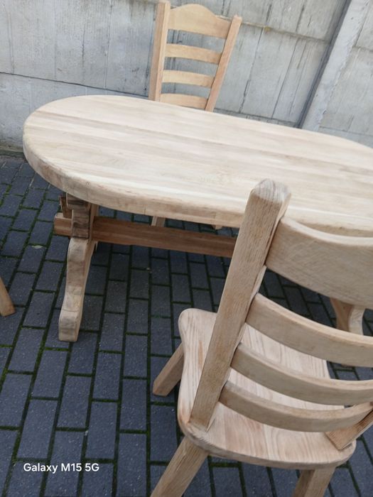 Sprzedam stół dębowy plus 4 krzesła
