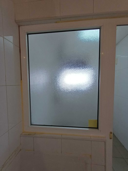Janela de alumínio branco com vidro fosco