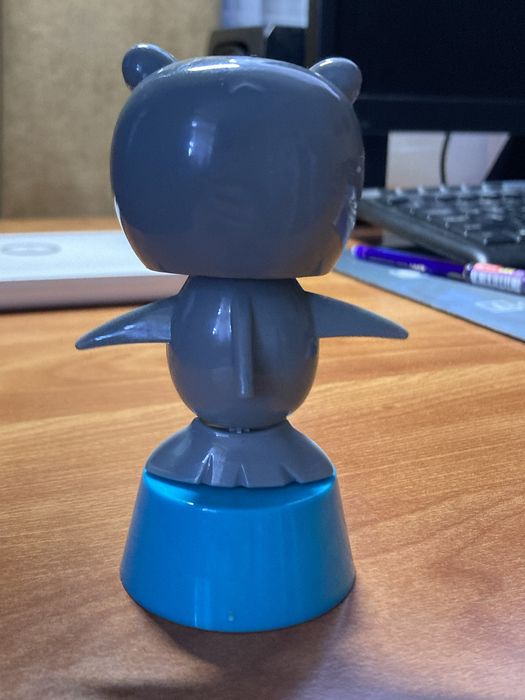 Танцююча акула з сонячною батареєю