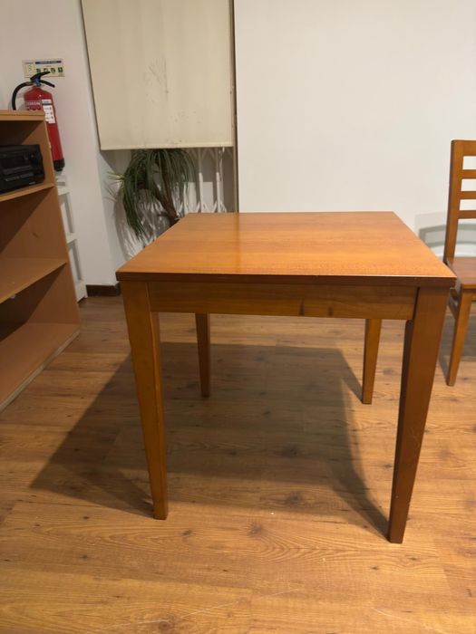 Mesas e cadeiras de madeira