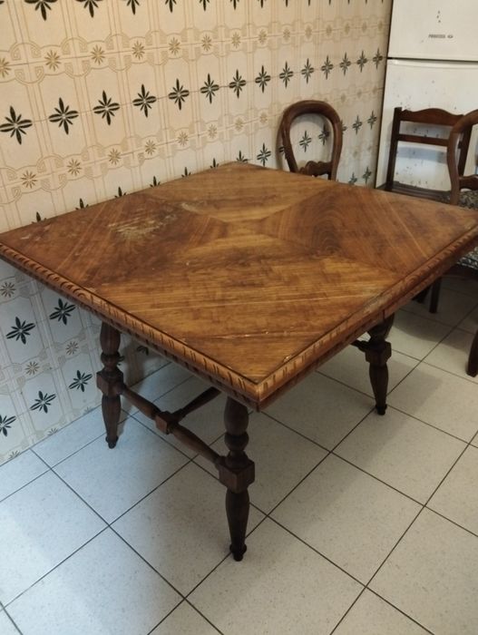 Mesa de jantar em madeira
