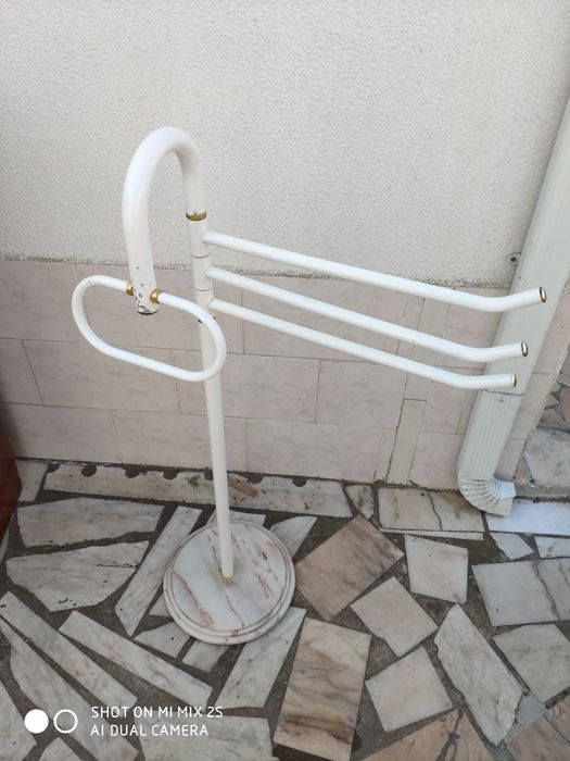 toalheiro branco com pedra mármore