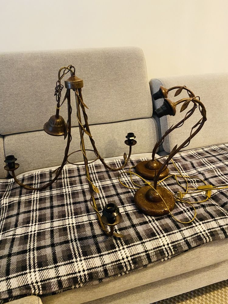 Conjunto de candeeiros de quarto.