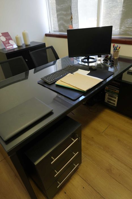 Mobiliário para escritório com blocos de gavetas e armários de apoio