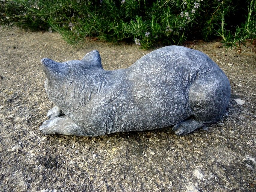 Gato deitado - decoração casa & jardim