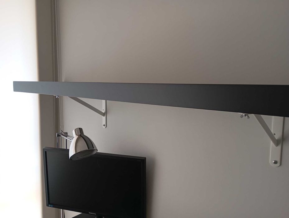 Estante de madeira estilo IKEA