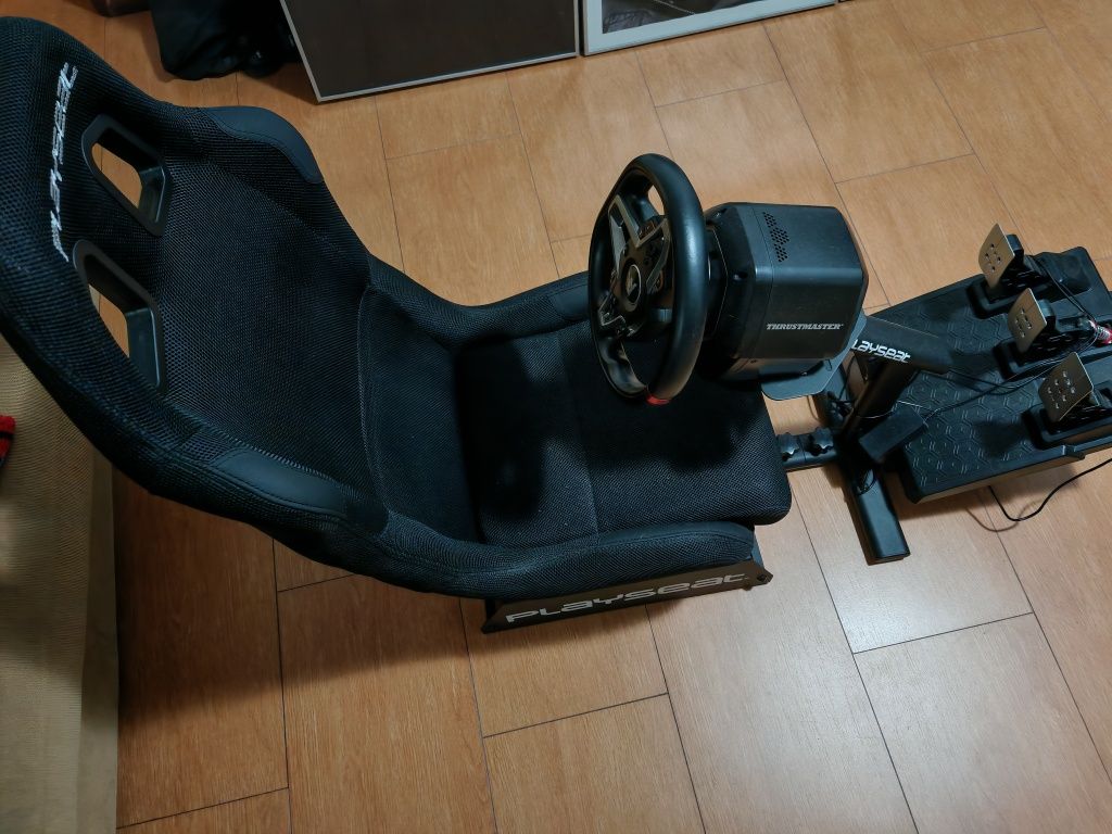 Cadeira Playseat Evolution preta com volante Thrustmaster T248