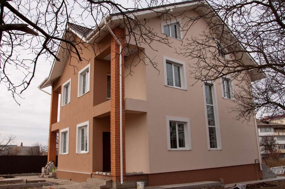 Продам 2 эт.дом на 2 семьи 308 кв.м. в с.Новые Петровцы,14 соток земли