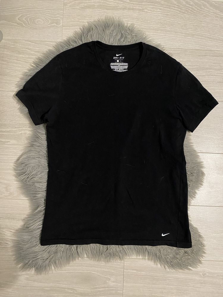 Футболка Nike чорного кольору